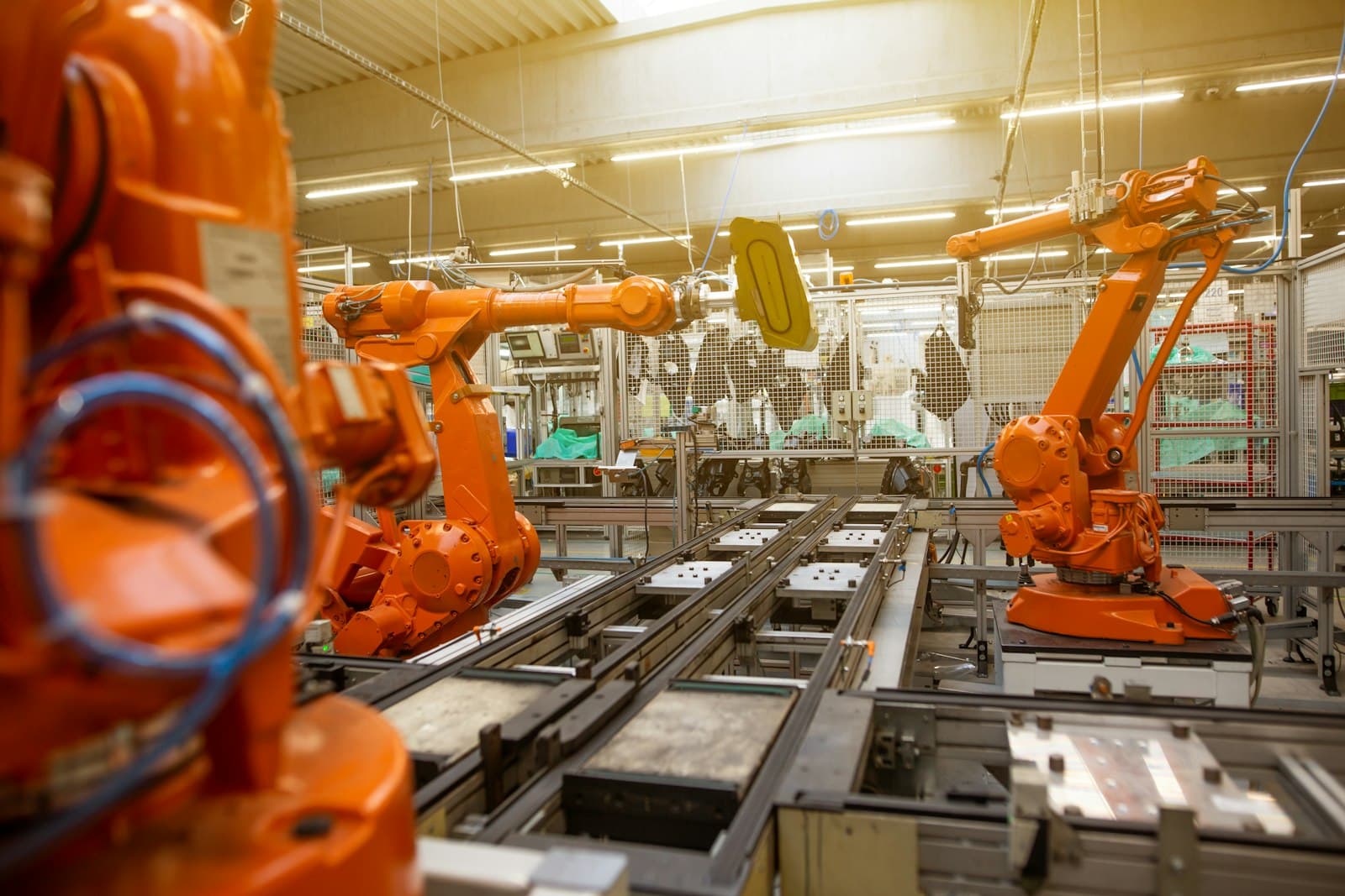Automated warehouse with robotic handling machines
